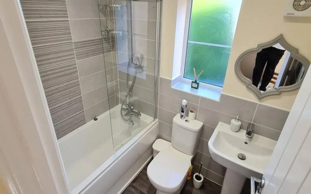Spacious 3-bed House - Sleeps 8, Garden & Parking