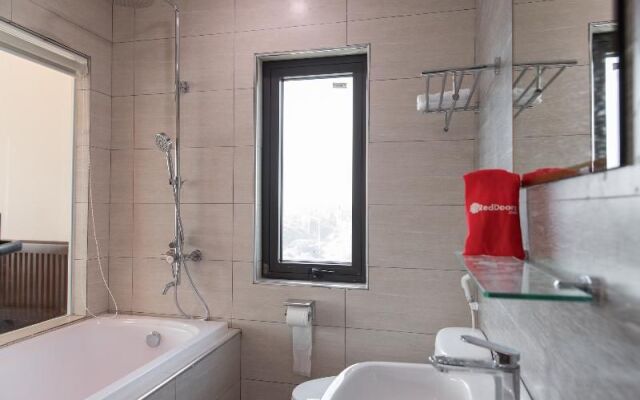 Reddoorz Plus Near Westlake Tay Ho