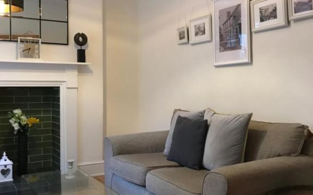 2 bed period cottage sleeps 4 in central Crickhowell