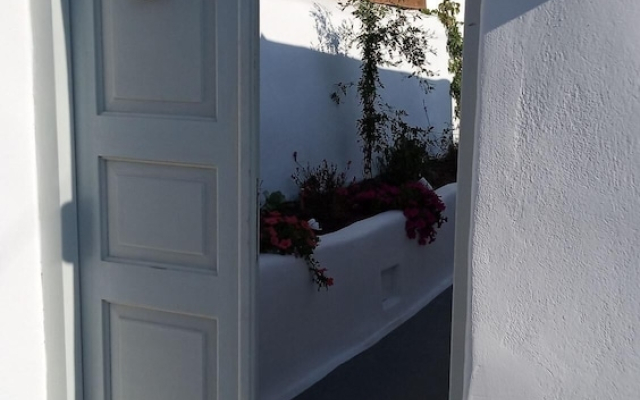 Sisyphus House in Santorini