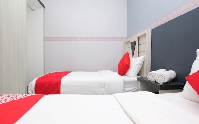 OYO 89587 IM Hotel