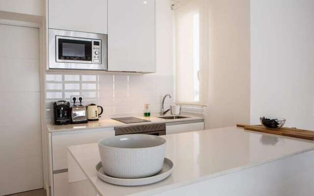 Stunning 1 bed W/sunny Terrace in Madrid Center
