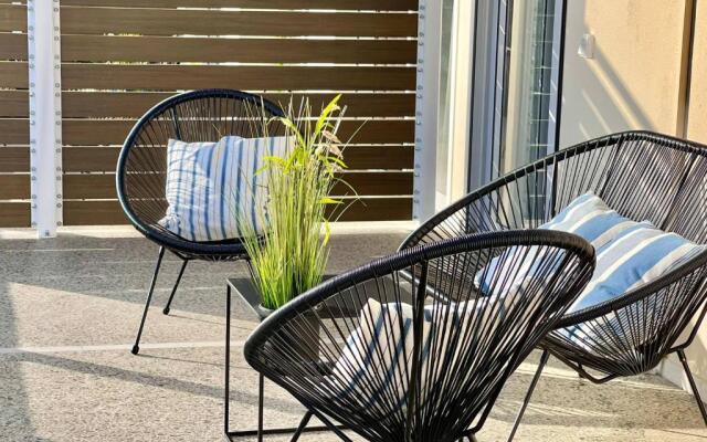 New Retropolitan Club - luxstay apt with terrace In Patras