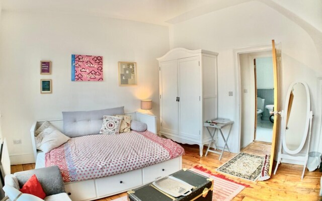 NEW Charming 1BD House With Patio in London