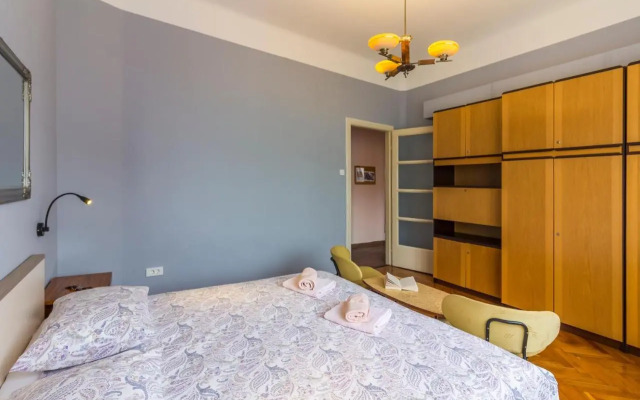 Spacious & Smart Center Apartment