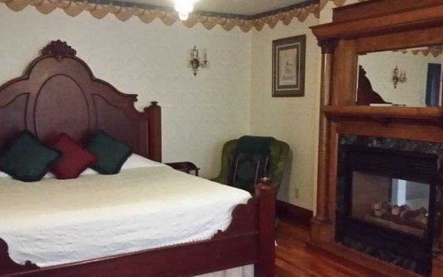 Chestnut Charm Bed & Breakfast