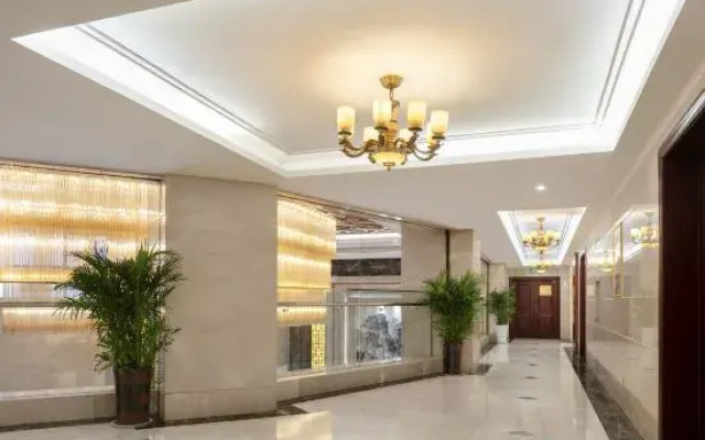 Luoshan Junfu Hotel