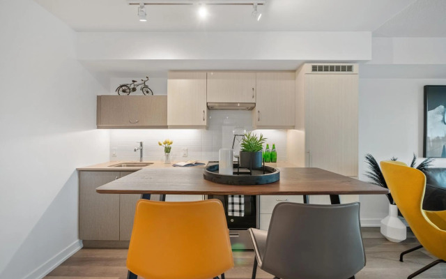 Sleek 1BR + office Condo - CN Tower/Skyline view