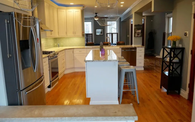 3-Level Bucktown Home - Amazing Outdoors & Parking