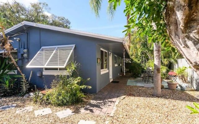Tropical Peacock Villa with big backyard
