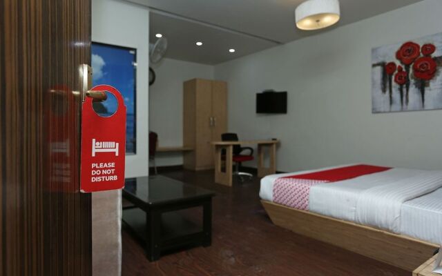 OYO 8183 Hotel Sandal Wood