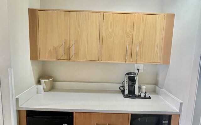 Red Roof Inn PLUS+ & Suites Tampa