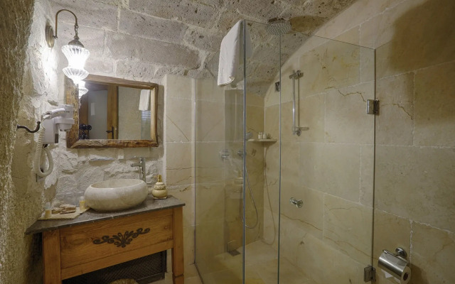 Hera Cave Suites