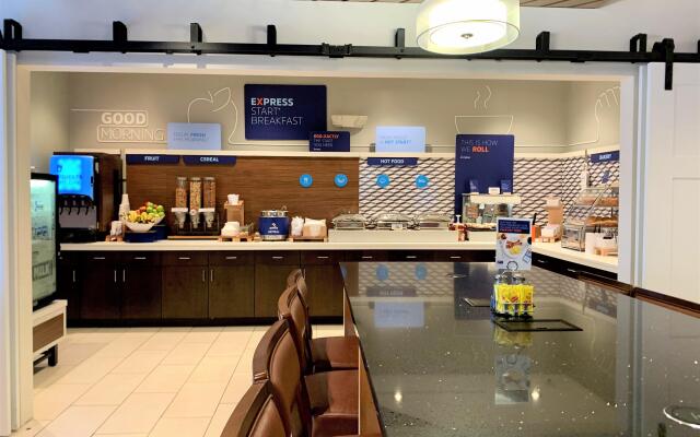 Holiday Inn Express & Suites Chicago-Libertyville by IHG