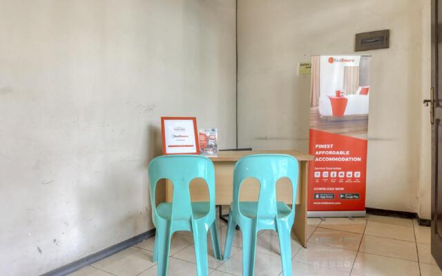 RedDoorz near Widya Mandala University