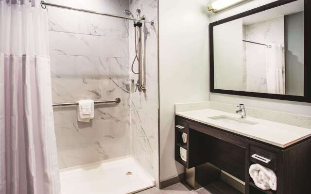 La Quinta Inn & Suites by Wyndham Baltimore Downtown