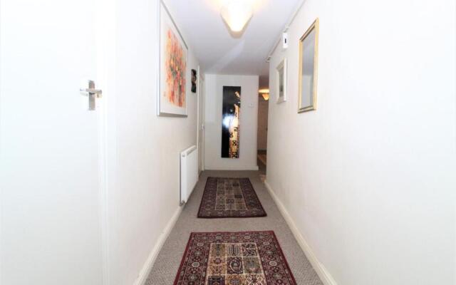 Central Modern Apartment with Free Parking And Private Garden