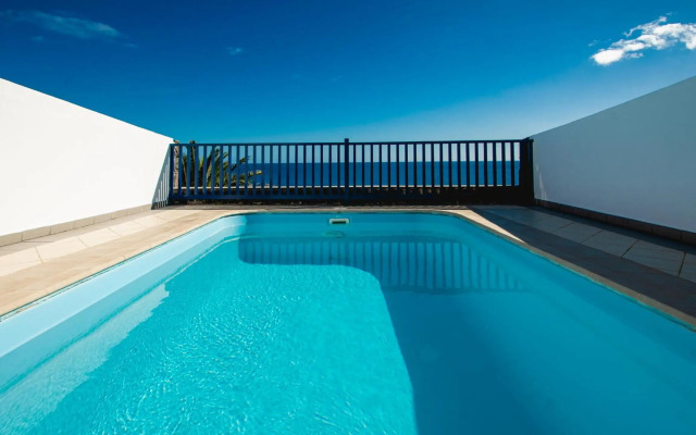 FRONTLINE VILLA 25, well-designed with a heated pool
