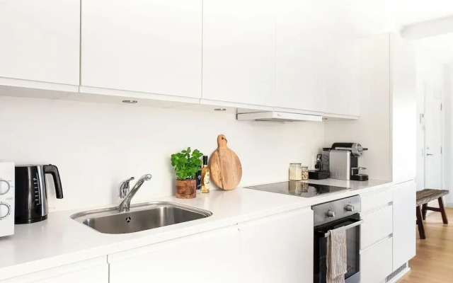 Sanders Leaves - Charming 3-bdr Apt With City View