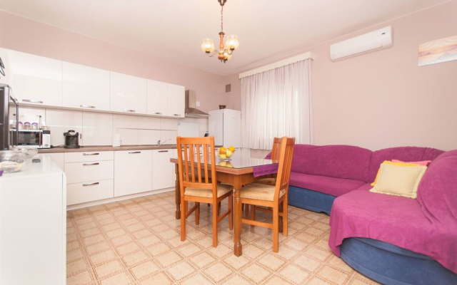 Apartment Dama - 10 m from beach: A1 Sukosan, Zadar riviera