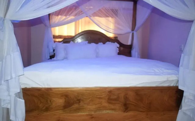 Mzunguu Safari Lodge