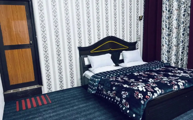 Goroomgo Ameera Srinagar