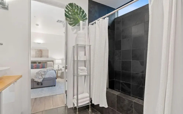 2BR Designer Condo East Downtown Austin