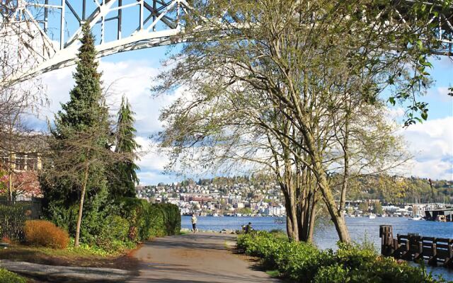 Fremont Oasis - Two Bedroom Home with Fireplace