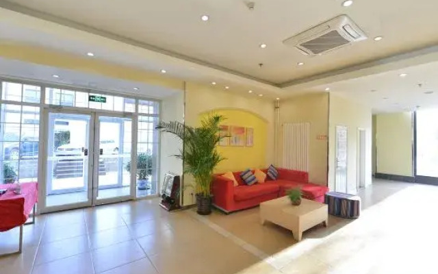 Home Inn (Beijing International Exhibition Center Liufang Metro Station)