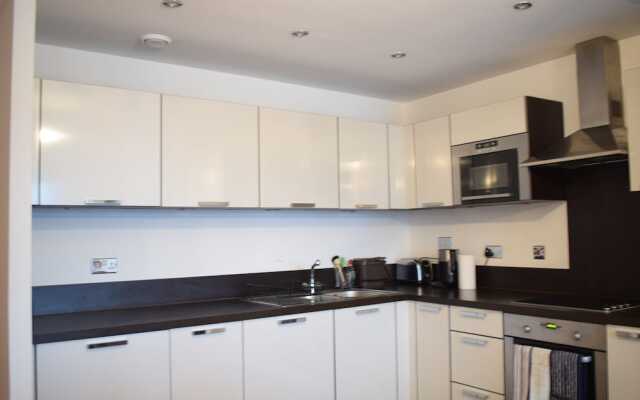 Modern 2 Bed Flat With Balcony in Canada Water