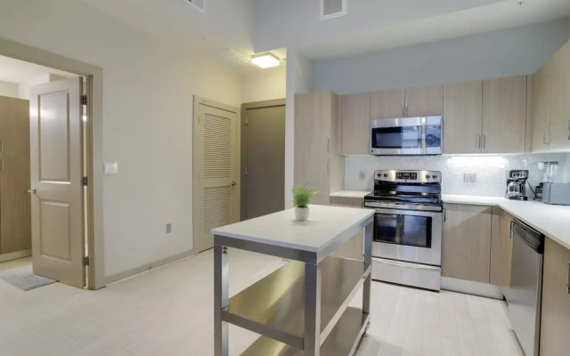 Fantastic Condo at Crystal City With Gym