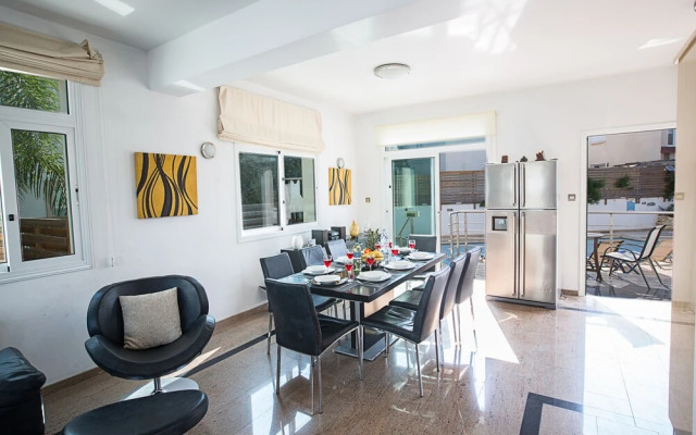 Villa Naomi, Beautiful 4bdr Central Protaras Villa with Private Pool