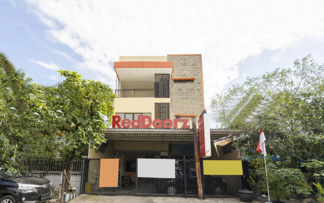 RedDoorz Syariah near Airlangga University Campus B