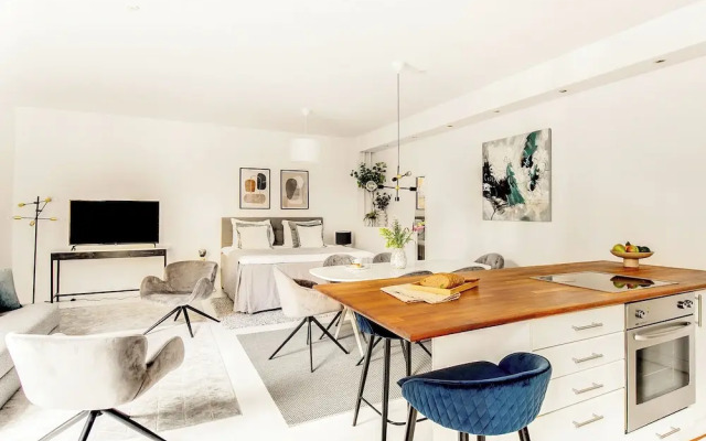Sanders City - Spacious Studio Apartment