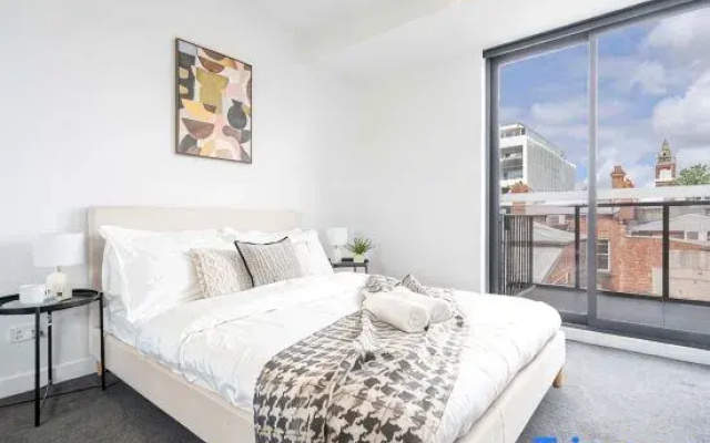 Modern 2BR Apartment with Smart TV and Views