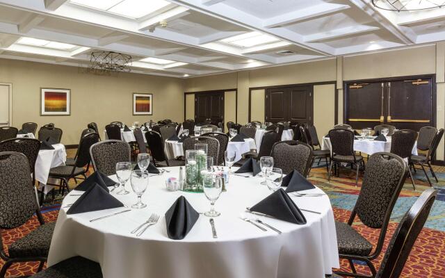 Embassy Suites by Hilton Kansas City Plaza