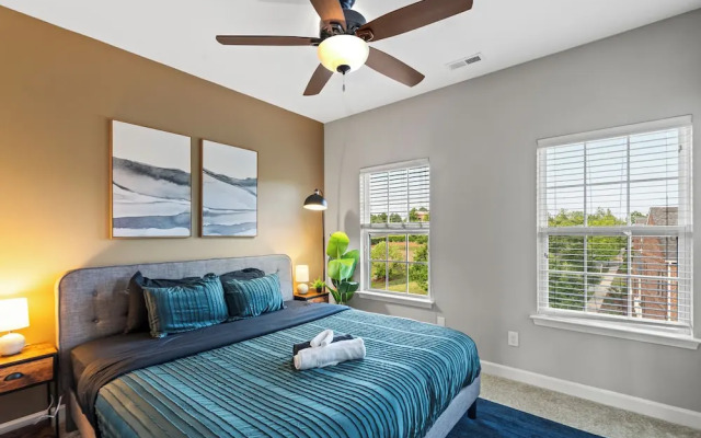 Upscale King 3BR Townhouse in Pineville