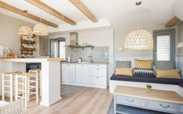 The Beach House - Studios & Suites