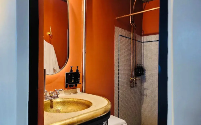 6BR Designer Retreat With Jacuzzi Near Provenza