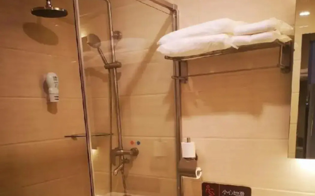 7Days Inn Chain Hotel (Beijing Guomao Sihui East Subway Station)