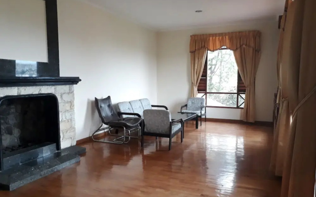 Villa Beverly Hills Puncak for 50 pax