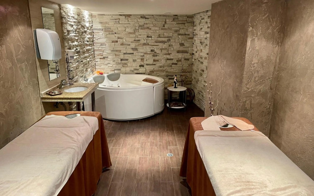 2-bedroom apartment near Bansko with pool and spa