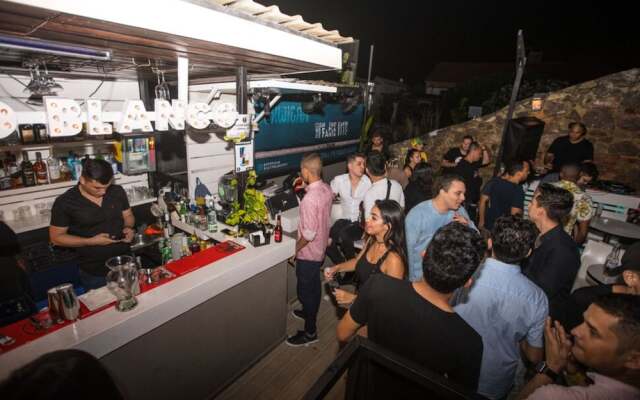 Gatto Blanco Party Hotel