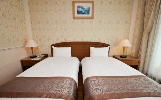 Lakeside Resort Hotel