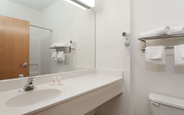 Days Inn & Suites by Wyndham Cambridge