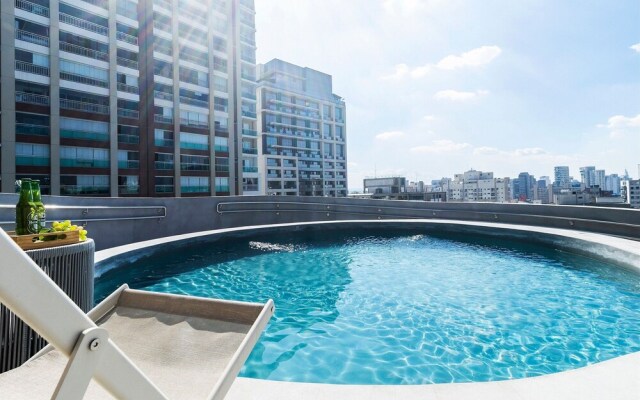 Apartamento moderno com piscina e AC