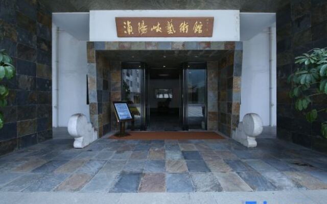 Zhenyangxia Scenic Area Theme Inn