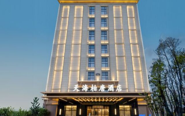Mercure Tianhai Baitang Lakeside Hotel (Jiujiang Balihu City Government Branch)
