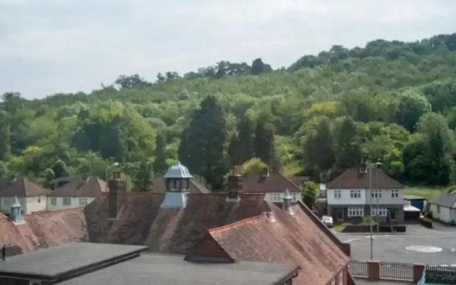 5 Bedroom Guesthouse in Quiet Cul-de-sac location.