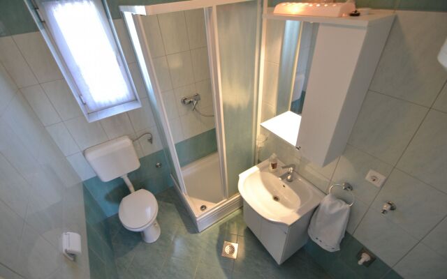Apartment Martina - 300 m from sea: A2 Sukosan, Zadar riviera